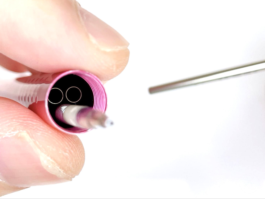 インク芯(黒)を装着する