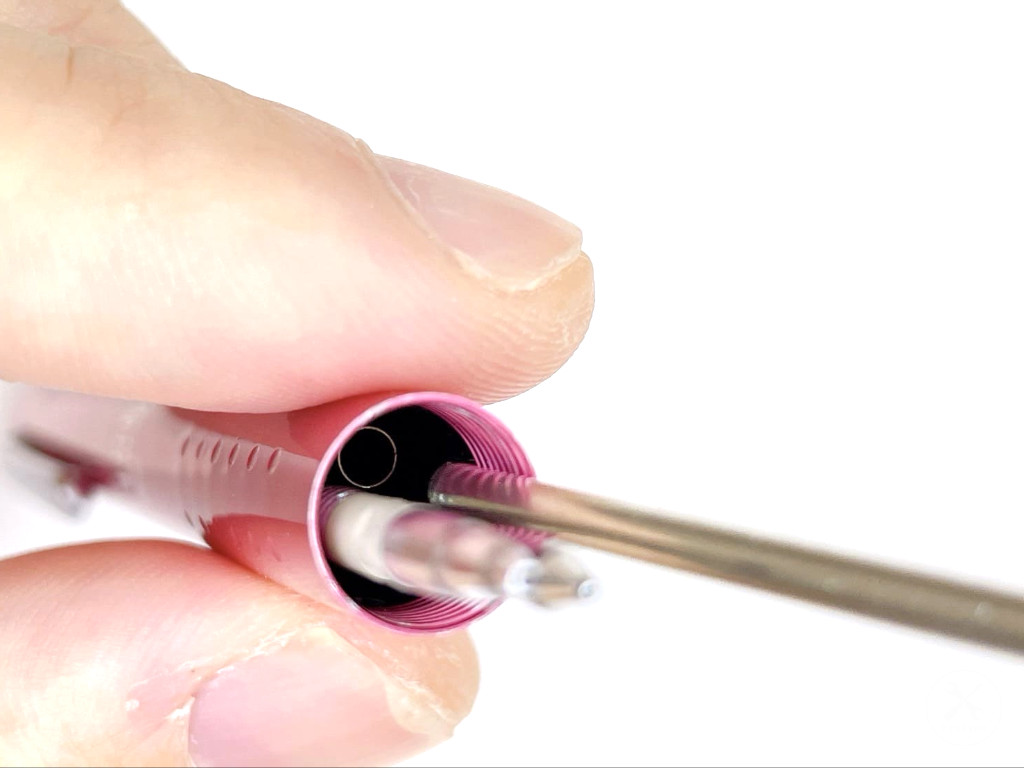 インク芯(赤)を装着する