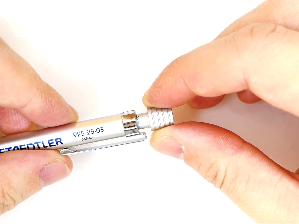 ノックキャップを外す