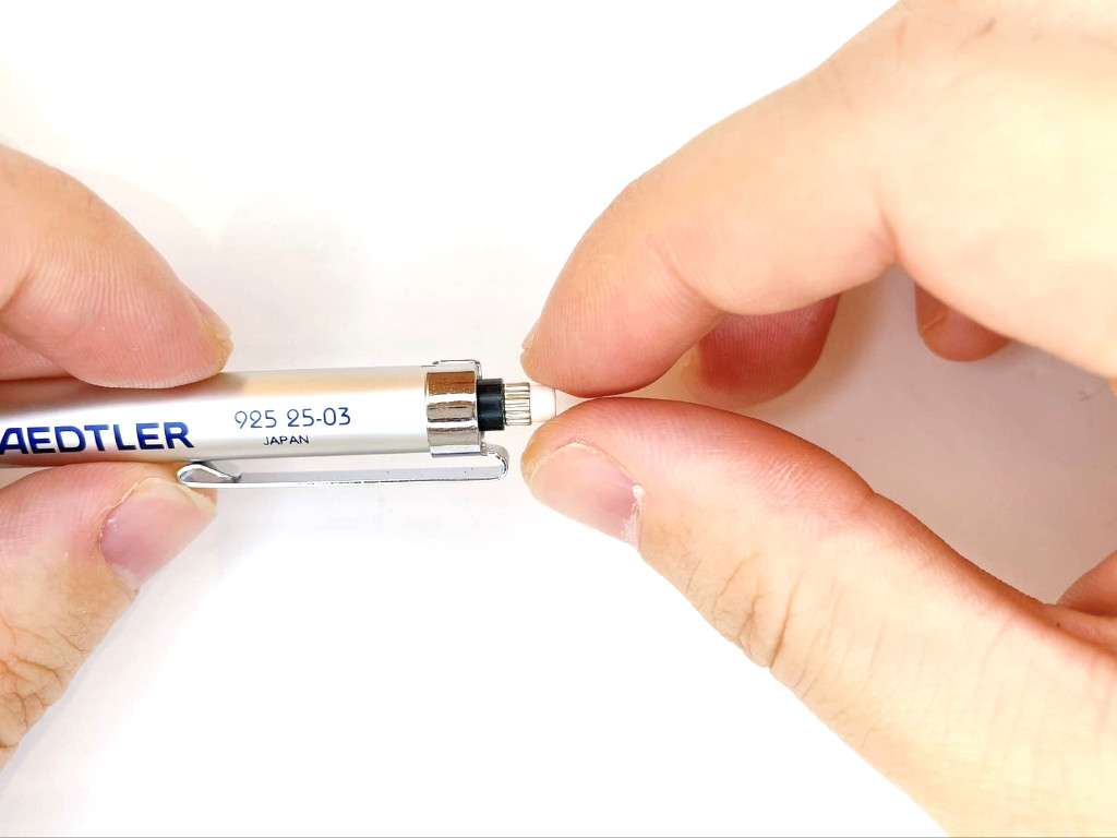 消しゴムを外す