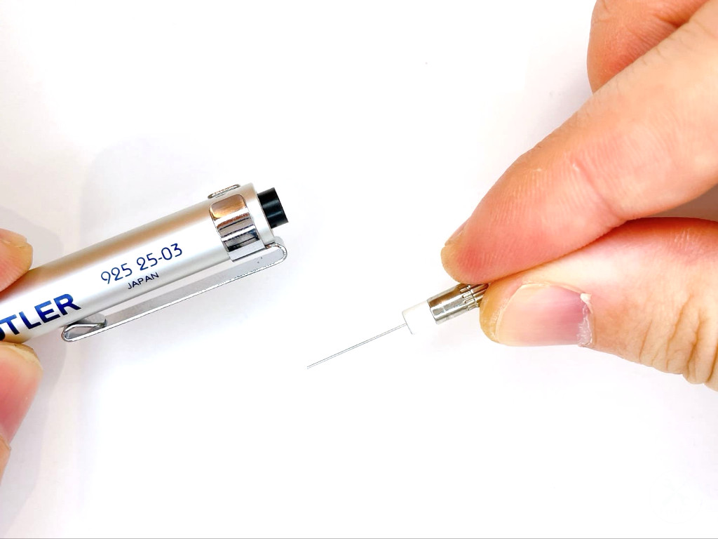 消しゴムを装着する