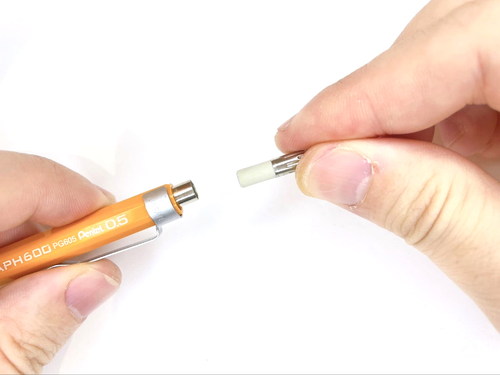 消しゴムを装着する