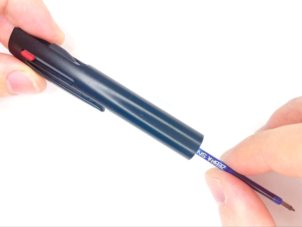 青インク芯を引き抜いて外す