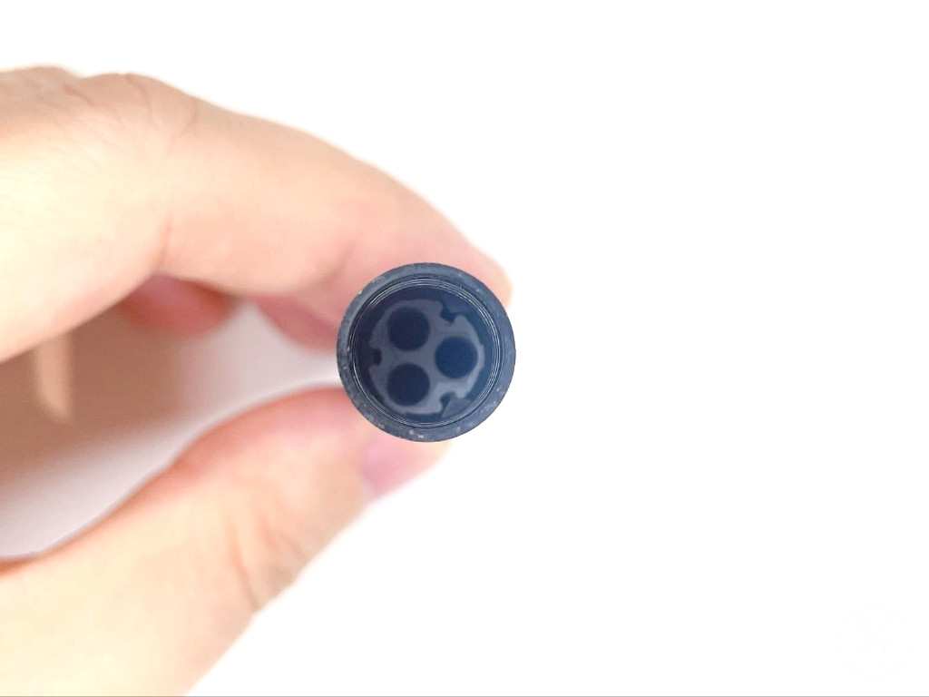 インク芯の挿入穴を確認する