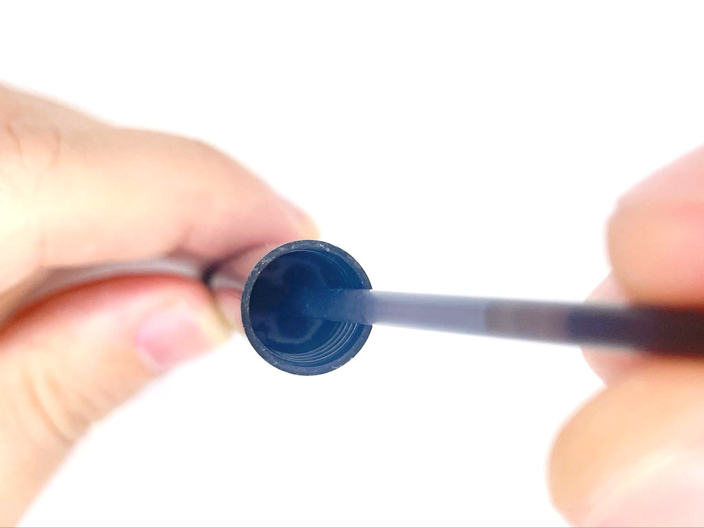 黒インク芯を挿入する