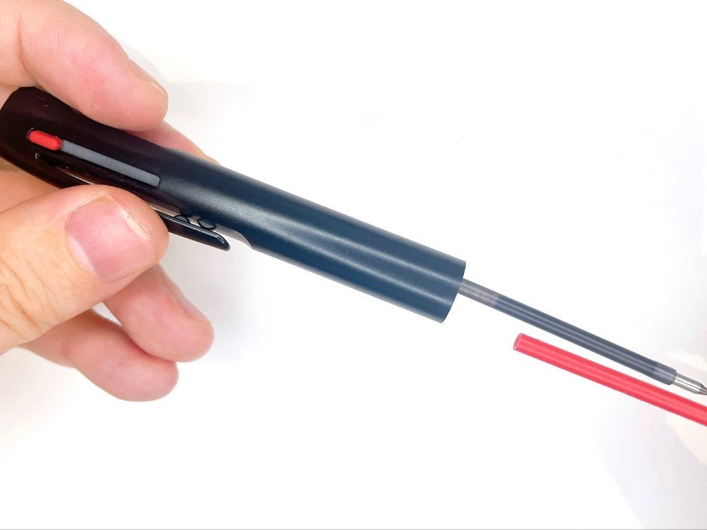 赤インク芯を挿入する