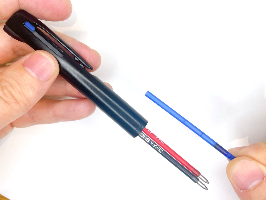 青インク芯を挿入する