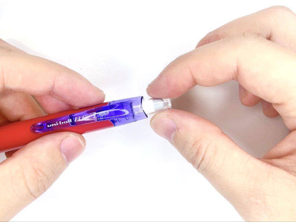 透明なキャップを外す