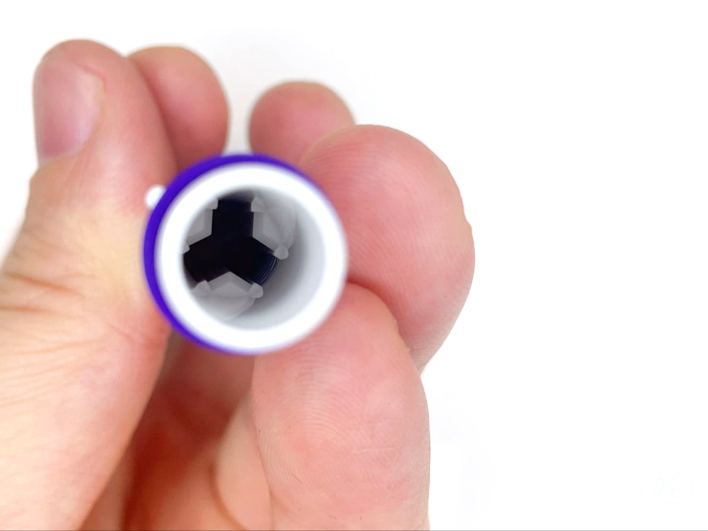 挿入する穴を確認する