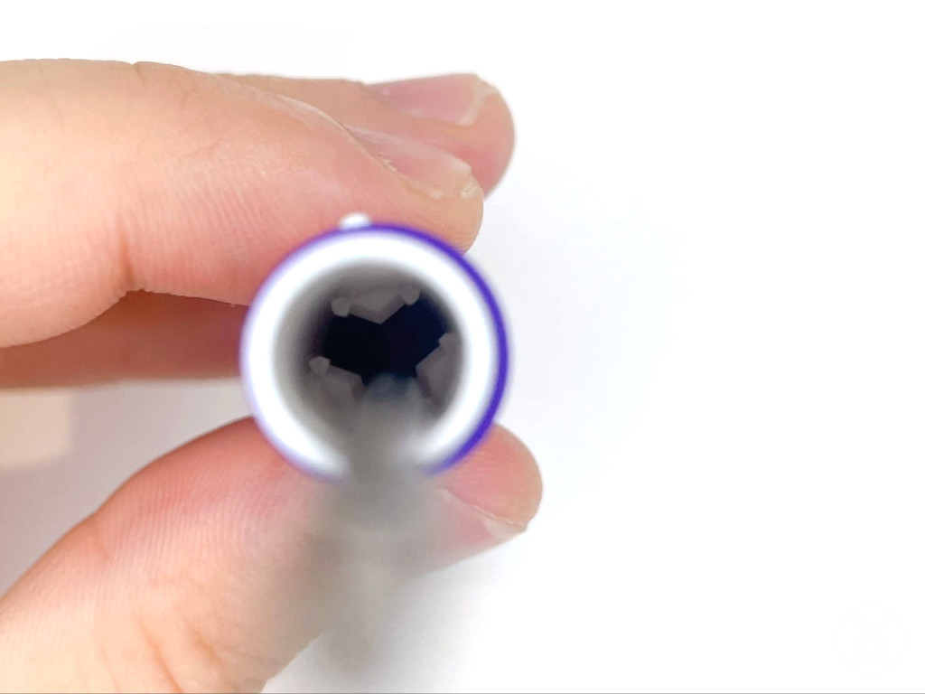 黒インク芯を挿入する