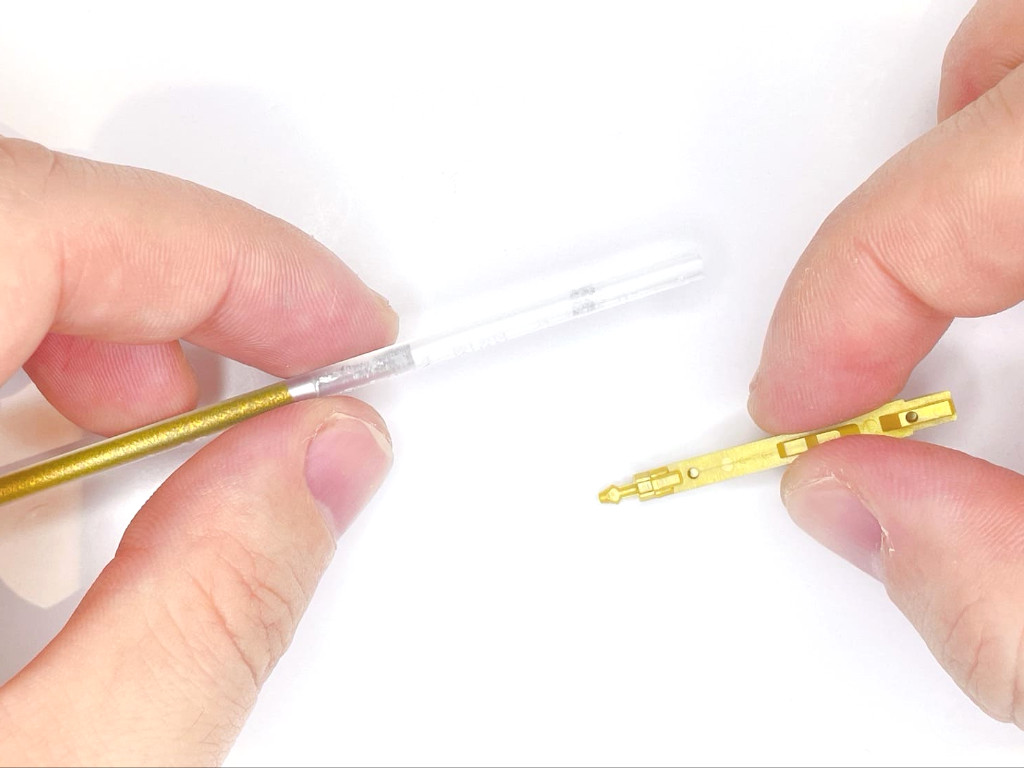 黄インク芯にノック部分を装着する