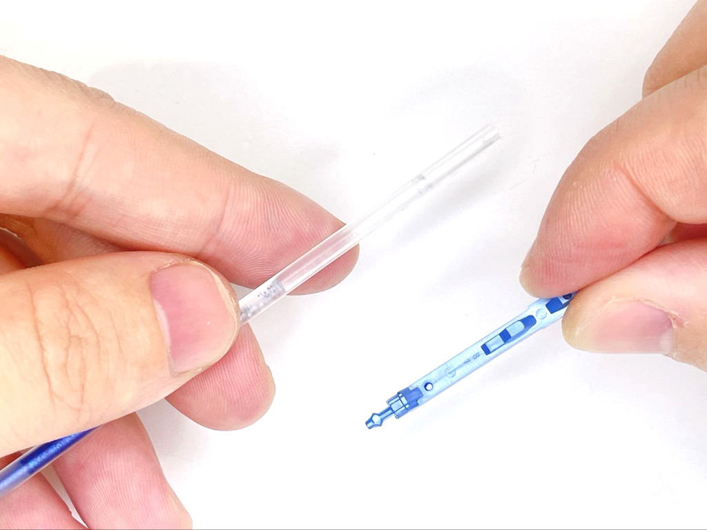 青インク芯にノック部分を装着する