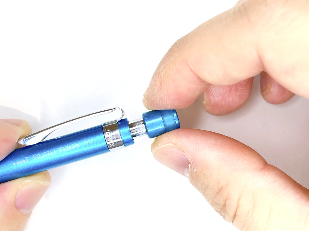 ノックキャップを外す