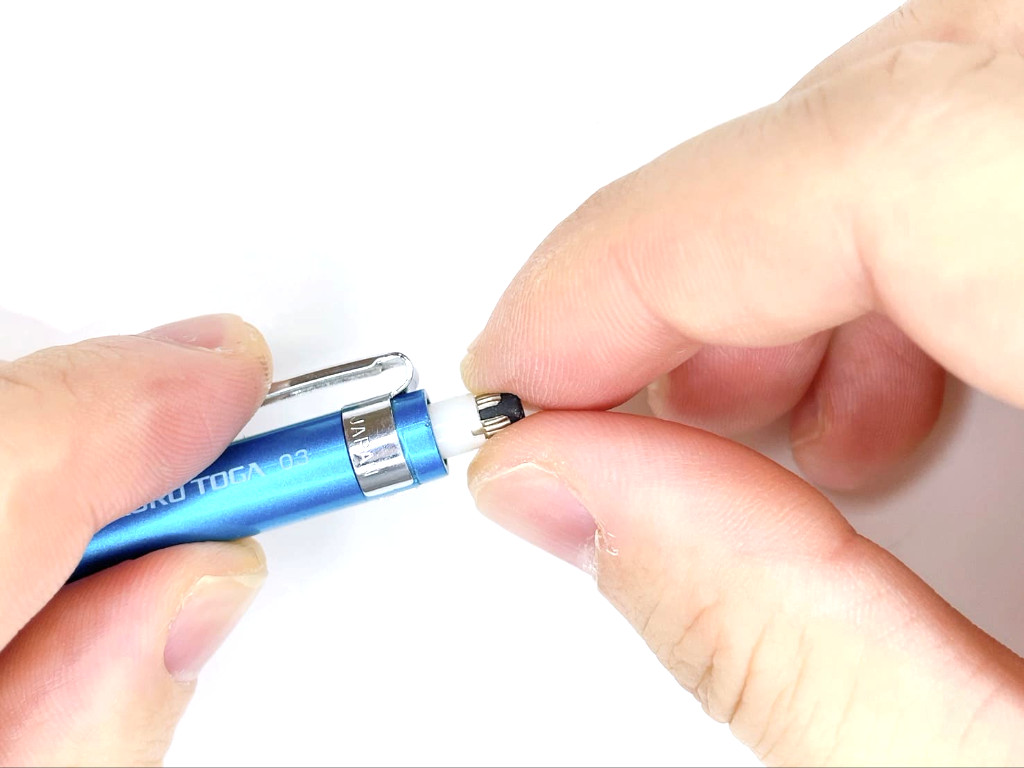 消しゴムを外す