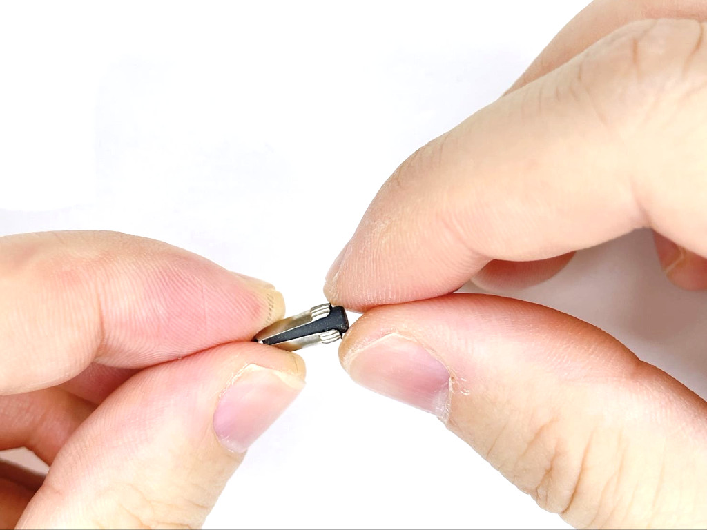 消しゴムの金具を外す