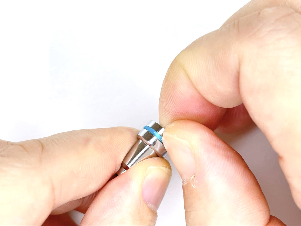 先端キャップのゴム輪を外す