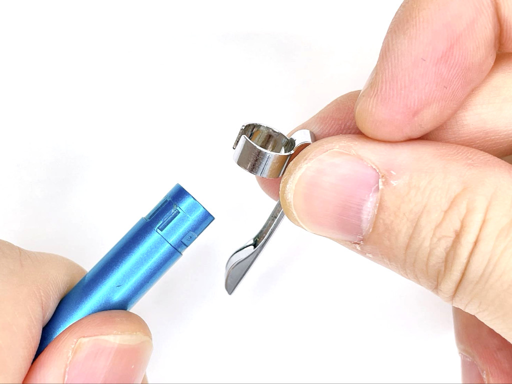 ケースにクリップを装着する