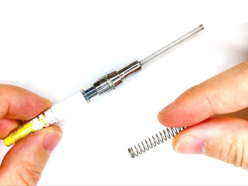 バネを装着する