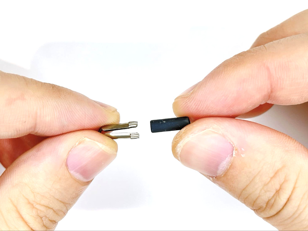 消しゴムに金具を装着する