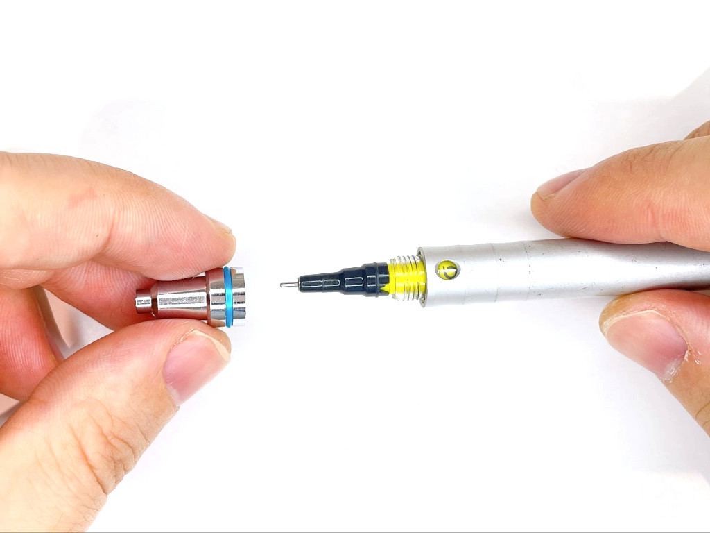 先端キャップを装着する