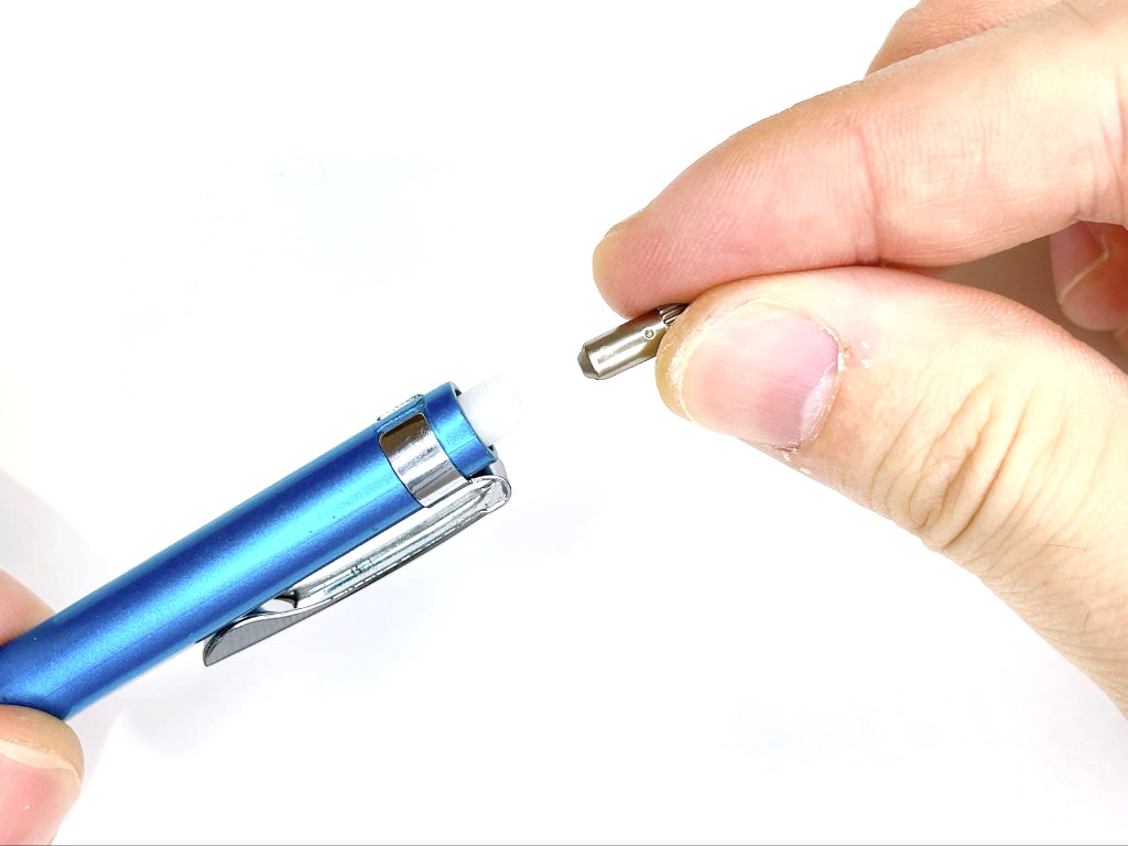 消しゴムを装着する