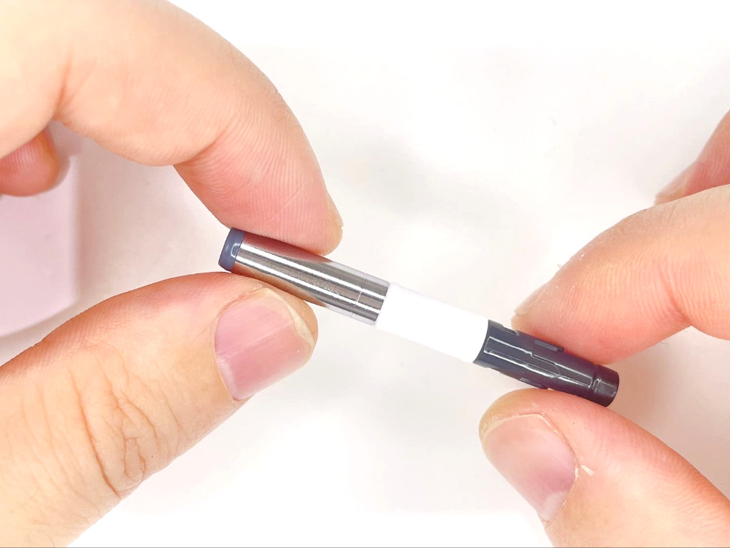 ノック部品から消しゴムを外す