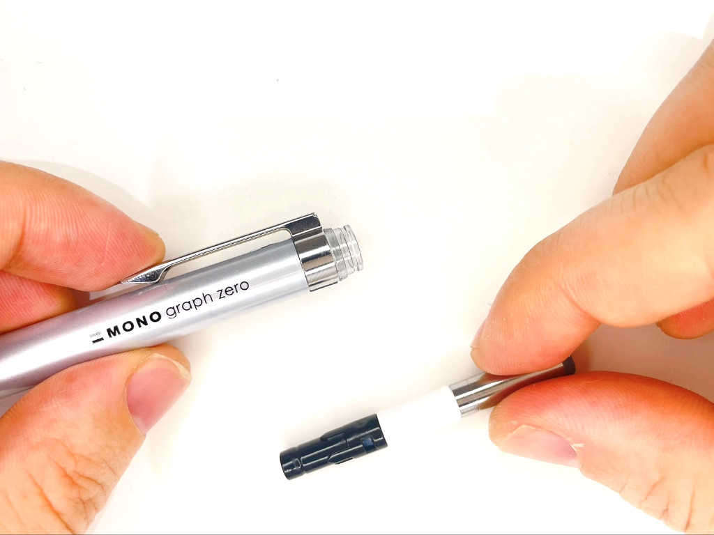 ペン本体にノック部品を装着する