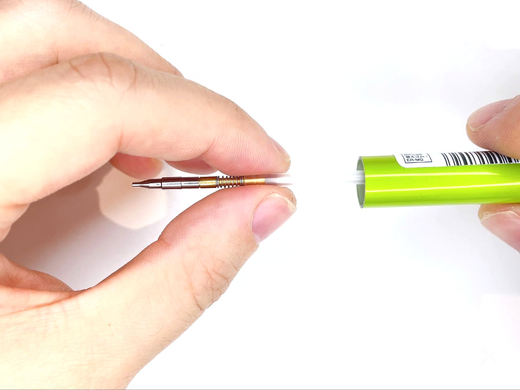 シャー芯のリフィルを外す