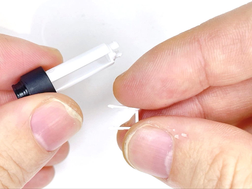 ノック部品に消しゴム上下部品を装着する