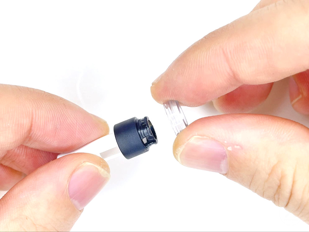 ノック部品に透明キャップを装着する