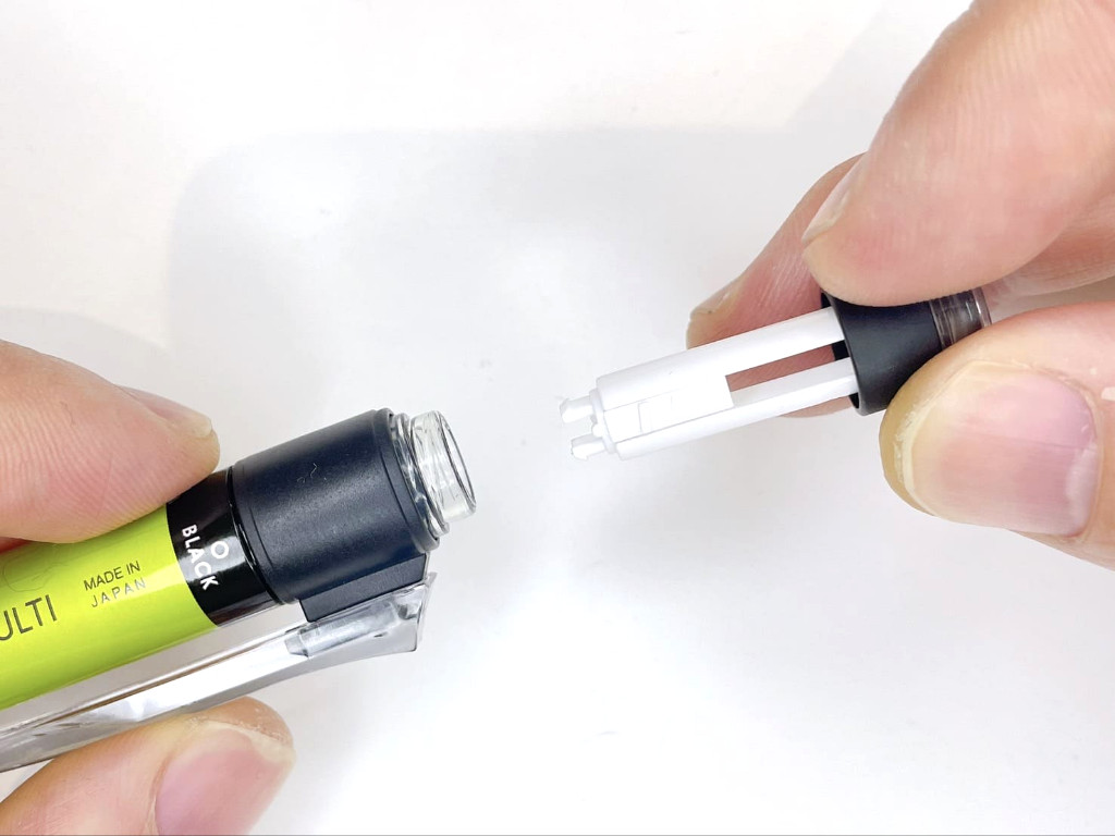 ペン本体にノック部品を装着する