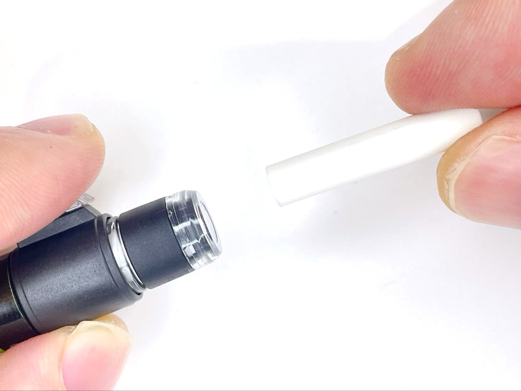 消しゴムを装着する