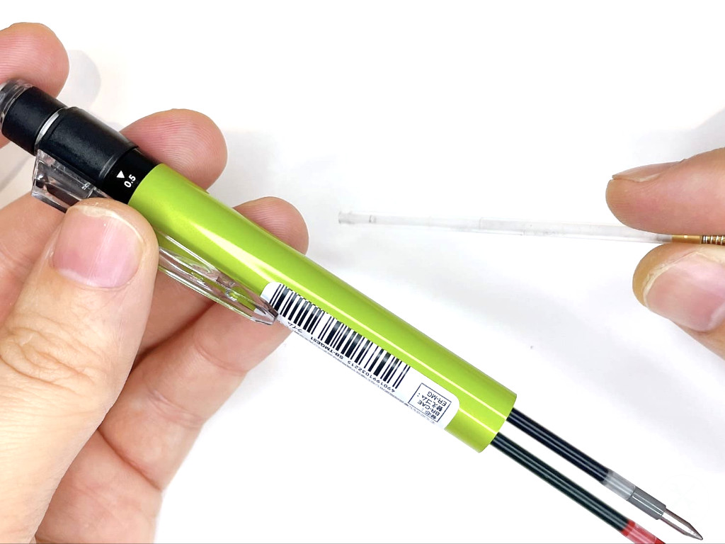 シャー芯のリフィルを装着する