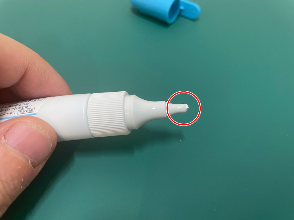 ペン先の余分なインクを拭き取る