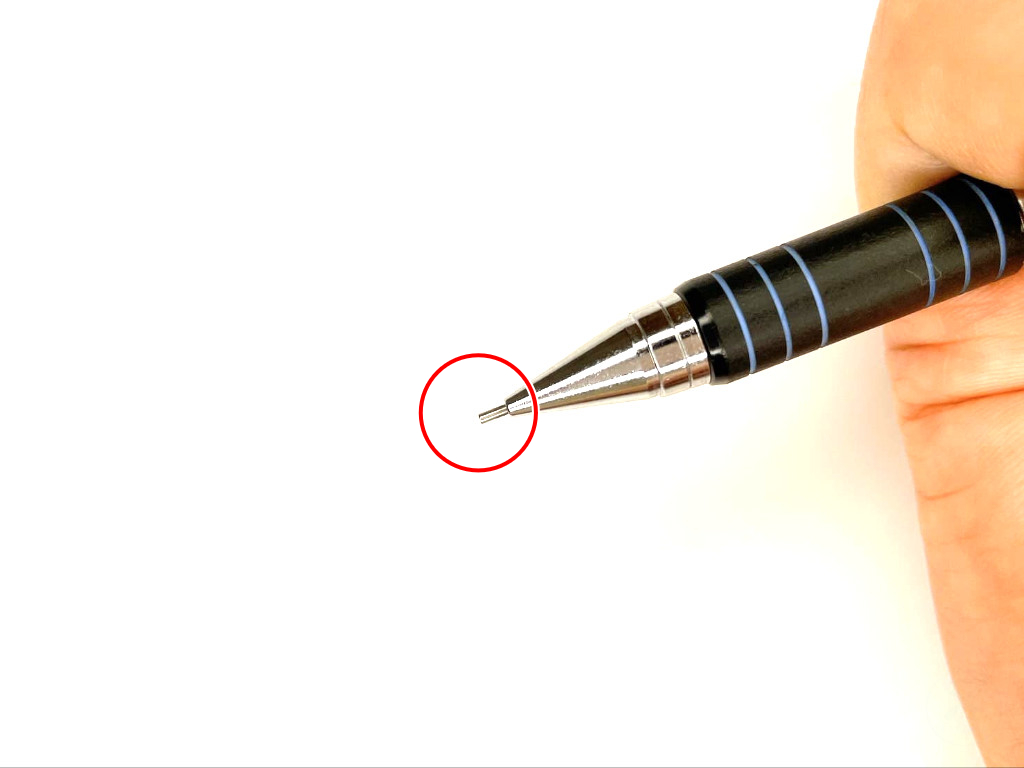 動作チェック①ノックしたらシャー芯が出ること