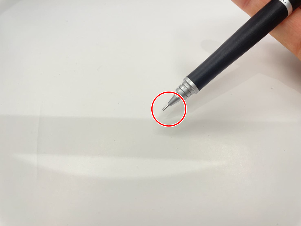 動作チェック①ノックしたらペン先からシャー芯が出ること