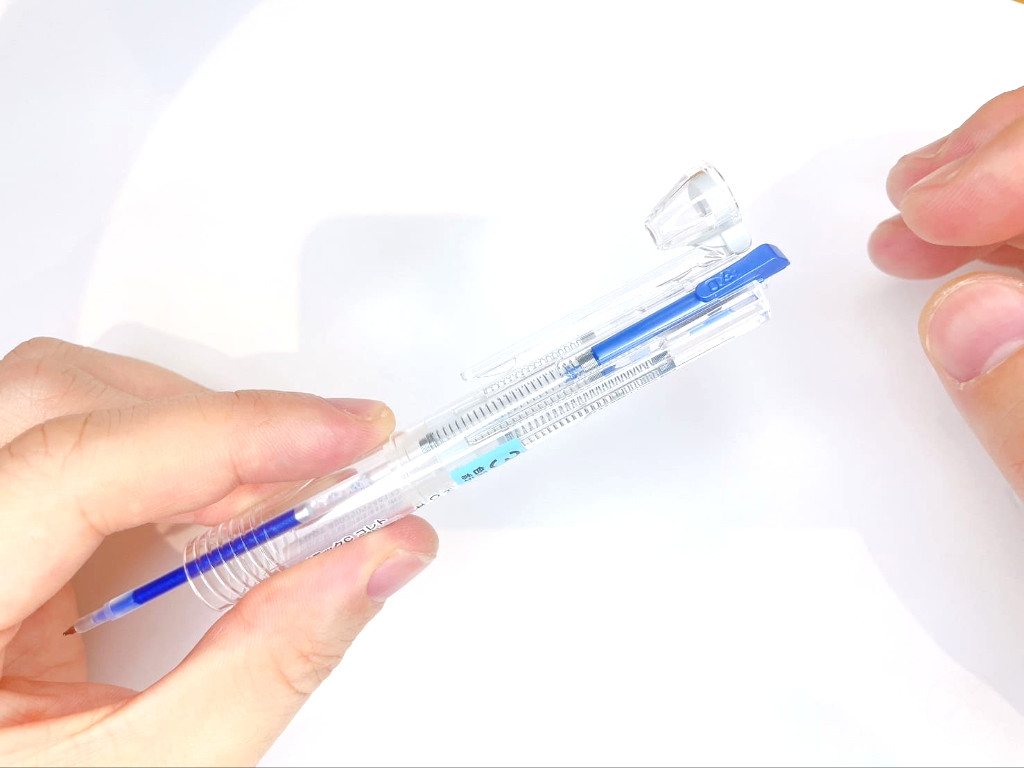 ケースに青インク芯を装着する