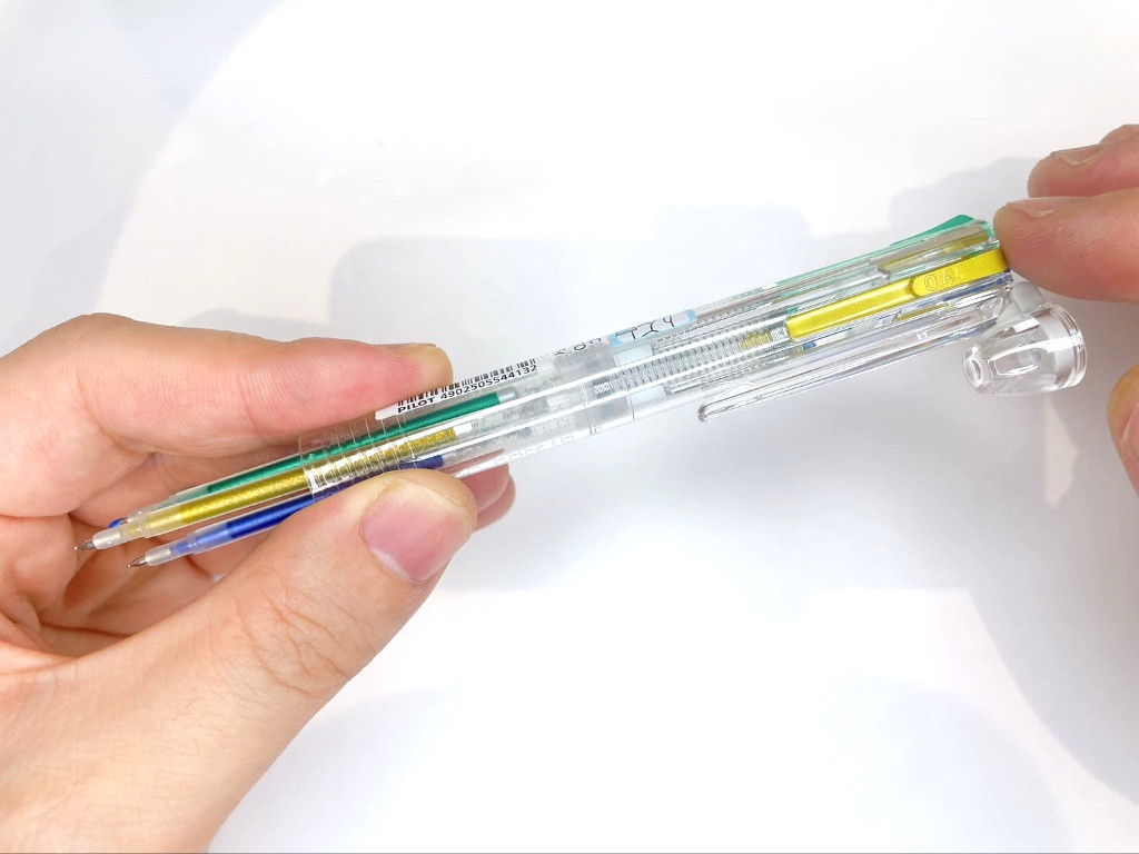 ケースに黄インク芯を装着する