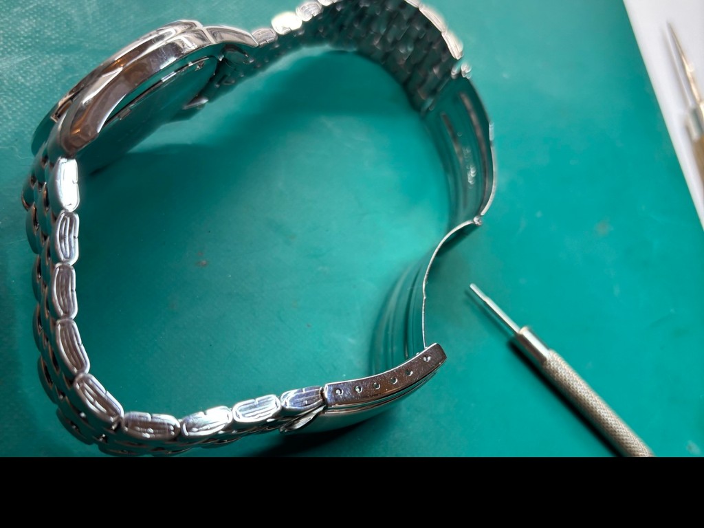 腕時計の金属ベルト(駒が板バネ)の長さ調整方法